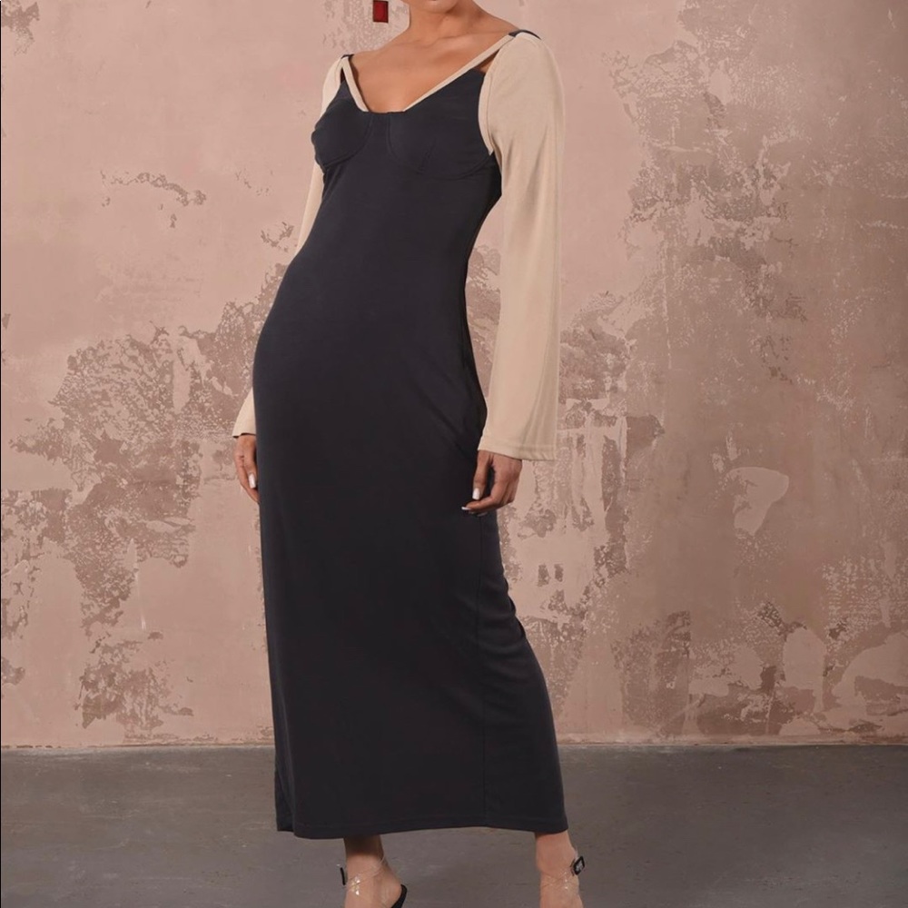 Dress with bell sleeves and deep back